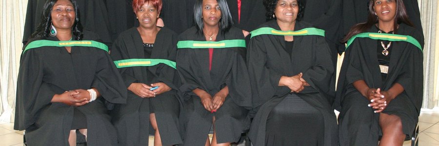 Die Gansbaai-studente, met voor vlnr Callinah Mpemba, Thembeka Mehlo, Thembeka Nkelejane, Ethel Dalasile en Neziswa Nkuba. Agter vlnr is Buzelwa Dongeni, Nandipha Mtanyana, Mimi Laubscher (dosent), Christine van Wyk, Nkosi Apleni en Gcobisa Mbobo. 